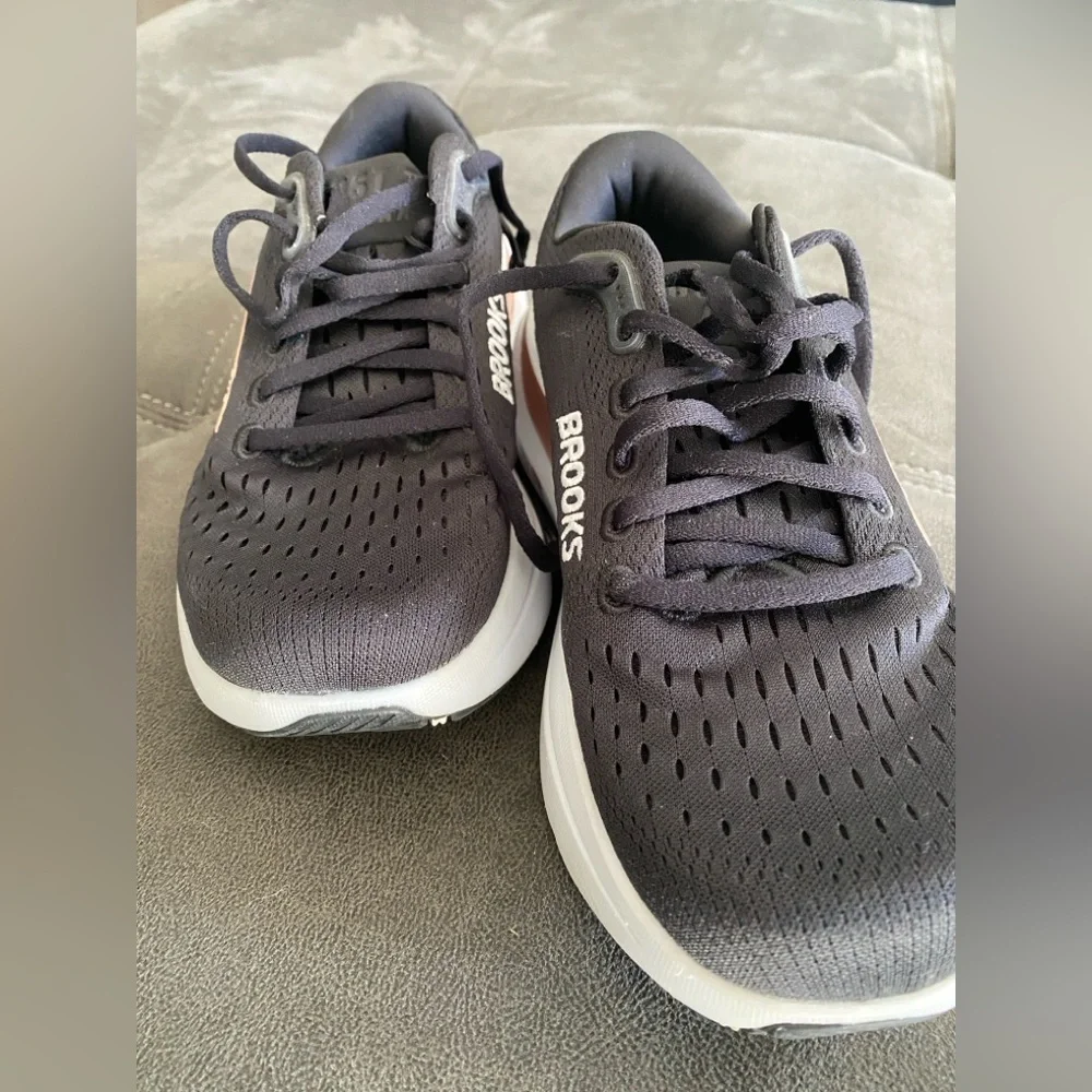 Brooks Ghost Max 3 women’s black and peach shoe 6.5 W - Picture 2 of 12